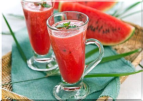 Drinks to detox watermelon and strawberries