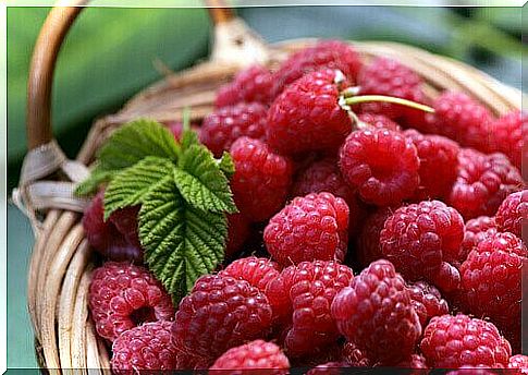 Drinks to detox water from blackberry and lavender