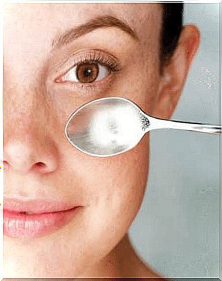 Prevent puffiness with Spoon