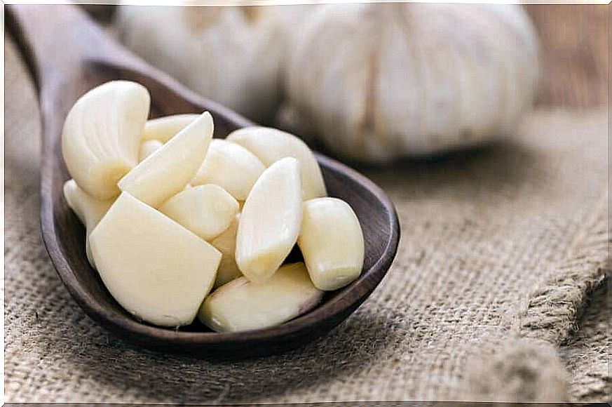 Garlic contains the most collagen for your skin: garlic