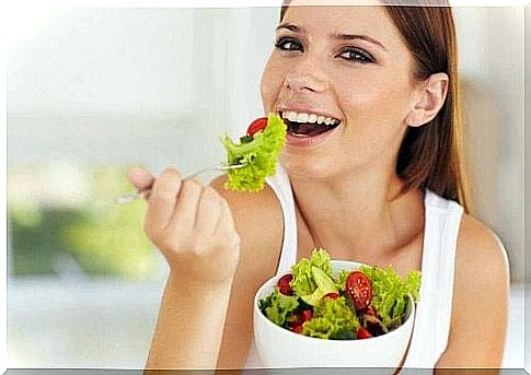 woman eat salad