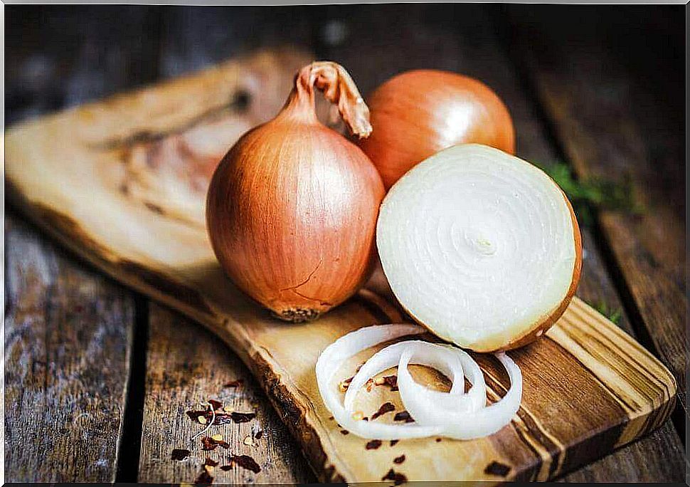 whole onions and sliced ​​onions