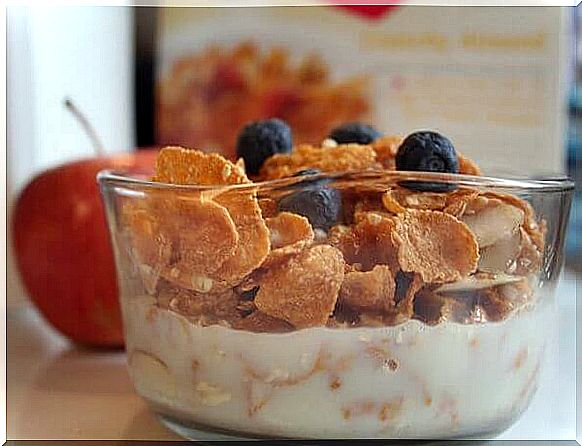 Yogurt with cornflakes