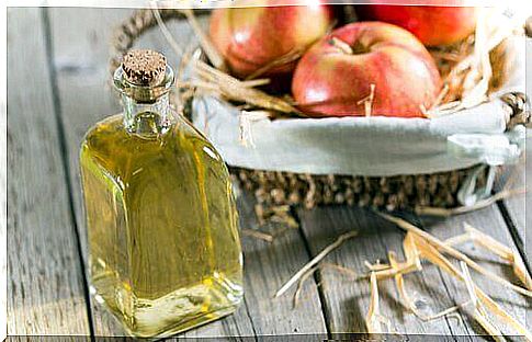 Apple cider vinegar for frizzy hair