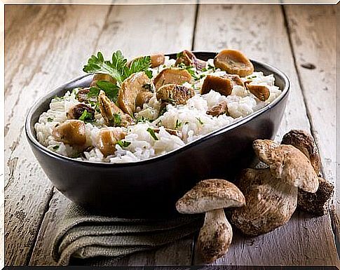 Cooking rice with mushrooms