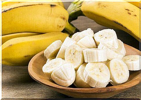 sliced ​​banana on a plate