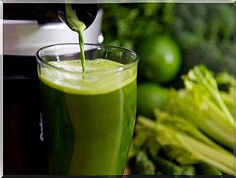 Smoothie with celery and kiwi