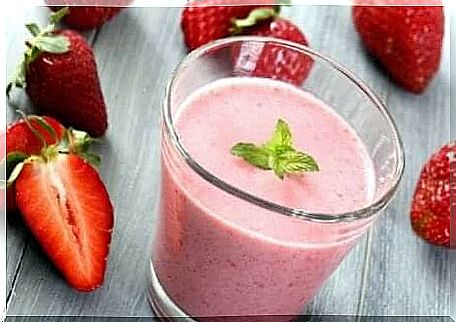 Yogurt smoothie with strawberries