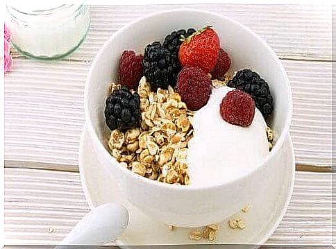 Yogurt with oatmeal and berries