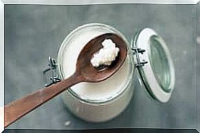 A spoon with powder on a preserving bottle