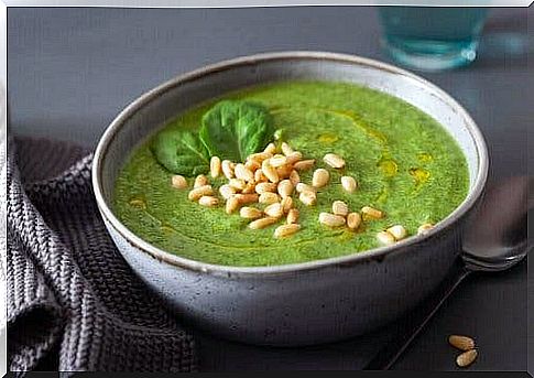 Vegetable cream soup with spinach to strengthen your defenses