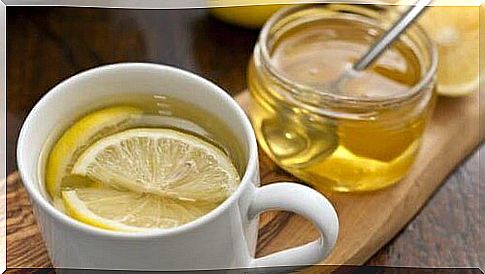 Warm water with honey: five reasons to drink it