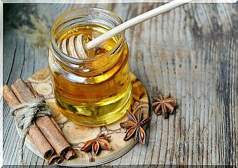 Warm water with honey: can help with weight loss